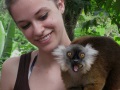 Lemure con giovane turista